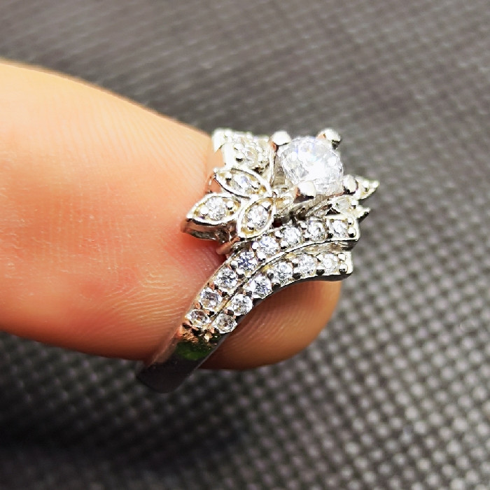 انگشتر نقره زنانه مدل سنگ برلیان اتمی کد 286