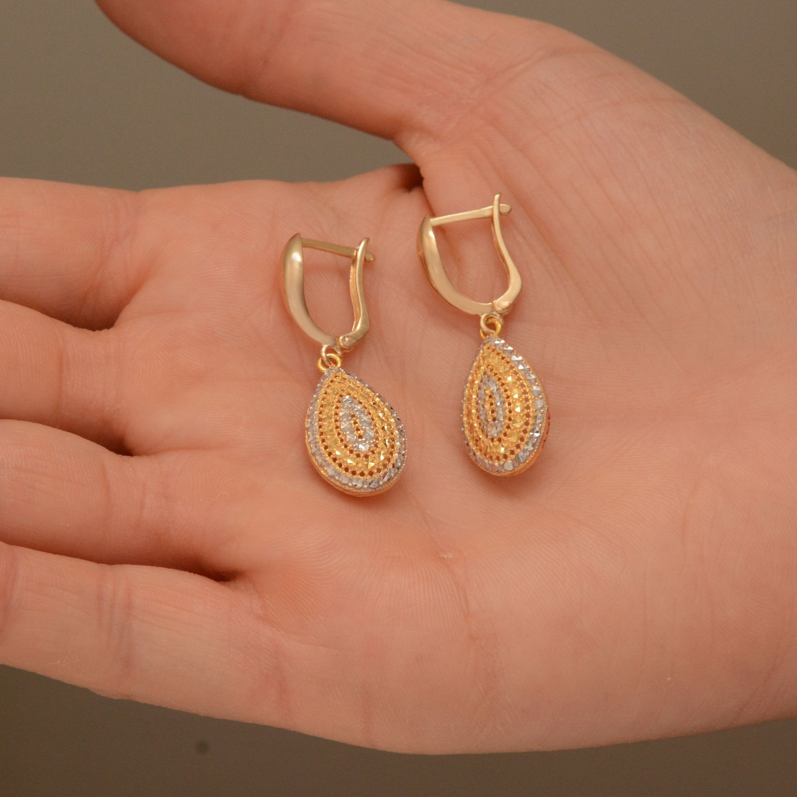 گوشواره طلا 18 عیار زنانه طلای مستجابی مدل آوا تراش اشکی کد 03 -  - 2