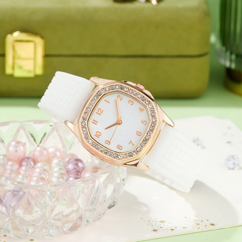 ساعت مچی عقربه ای زنانه مدل کلاسیک دور نگین بند پیو ضد آلرژی کد 3