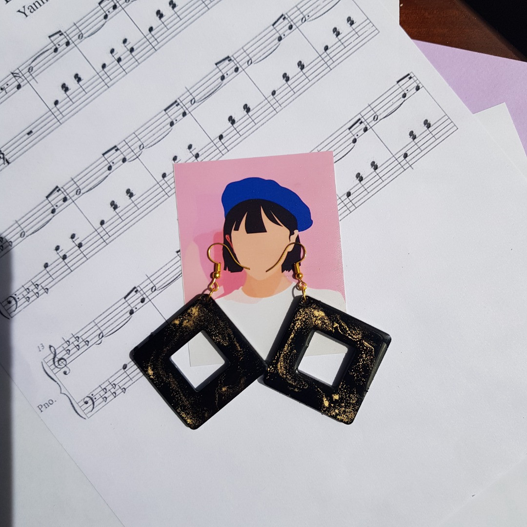 گوشواره دخترانه مدل رزینی ابر و بادی