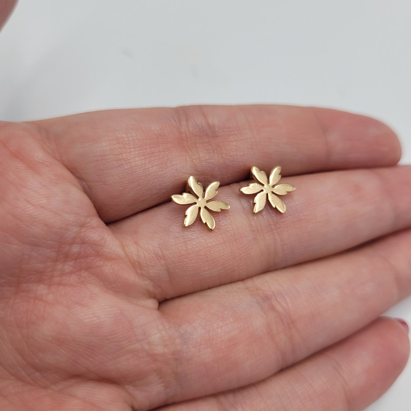 گوشواره میخی طلا کم اجرت 18 عیار زنانه مان گالری مدل برگ انجیر کد E-500014