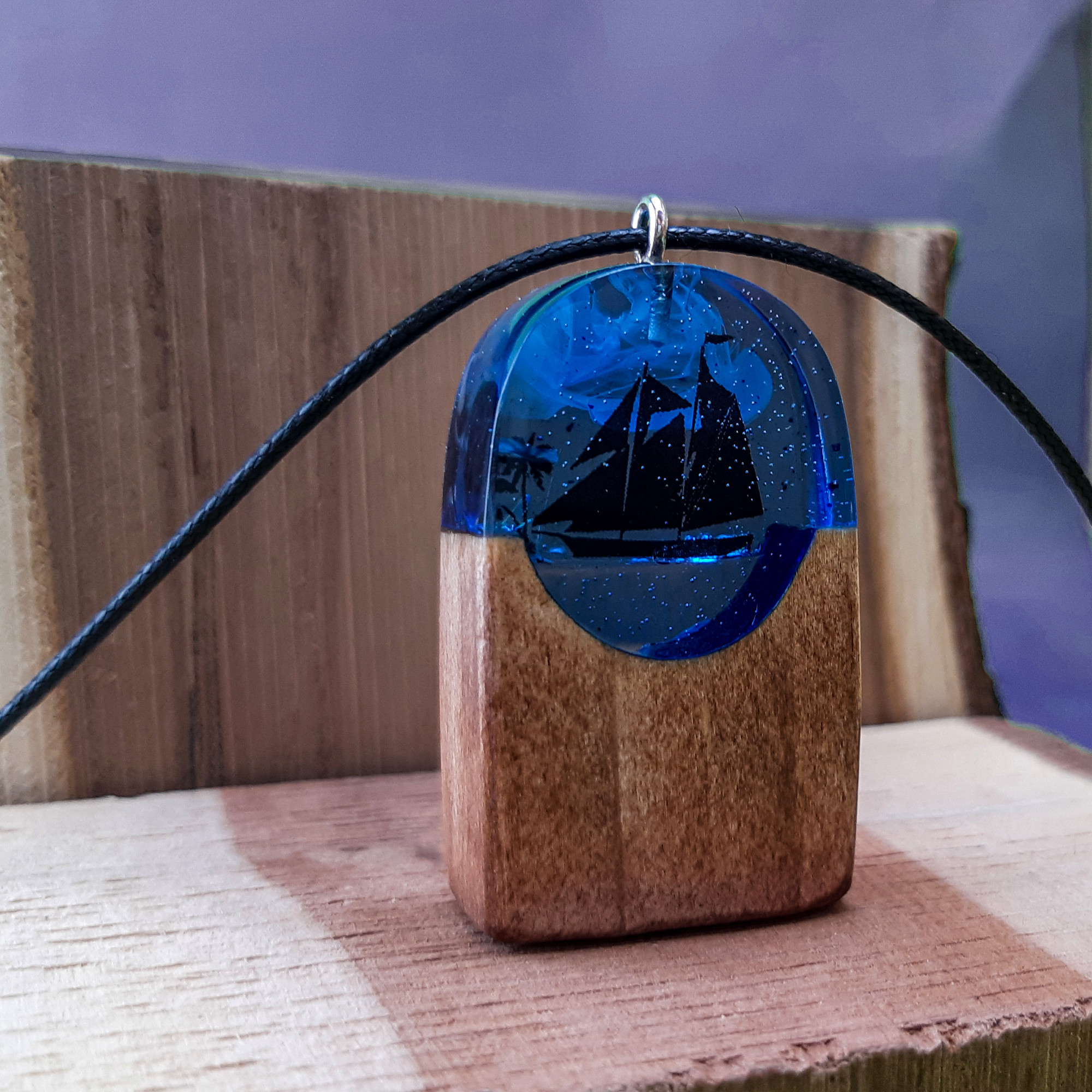 گردنبند دخترانه مدل چوب و رزین دریا گردنبند دخترانه مدل چوب و رزین دریا