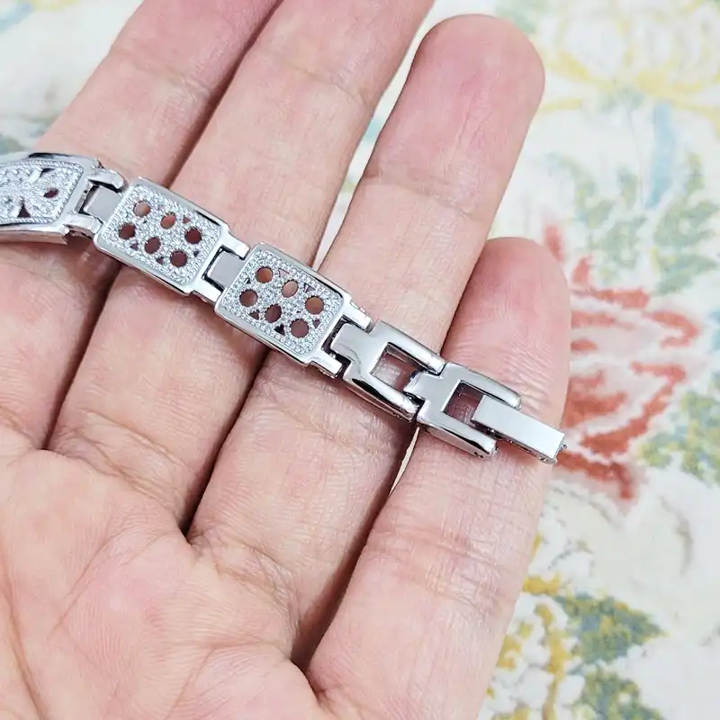 ساعت مچی عقربه ای زنانه والار مدل دستبندی کد 02