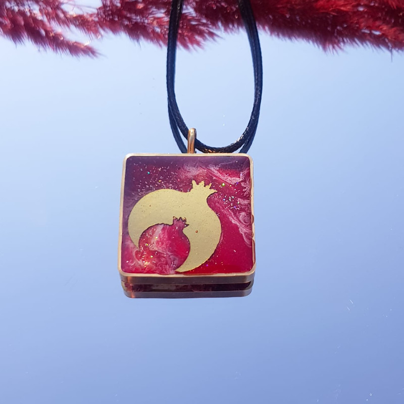 گردنبند دخترانه مدل رزینی طرح انار 001 گردنبند دخترانه مدل رزینی طرح انار 001