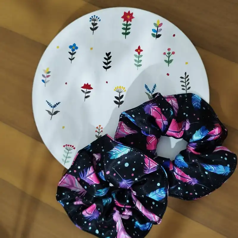 کش مو زنانه مدل اسکرانچي ساتن ابريشم طرح پر