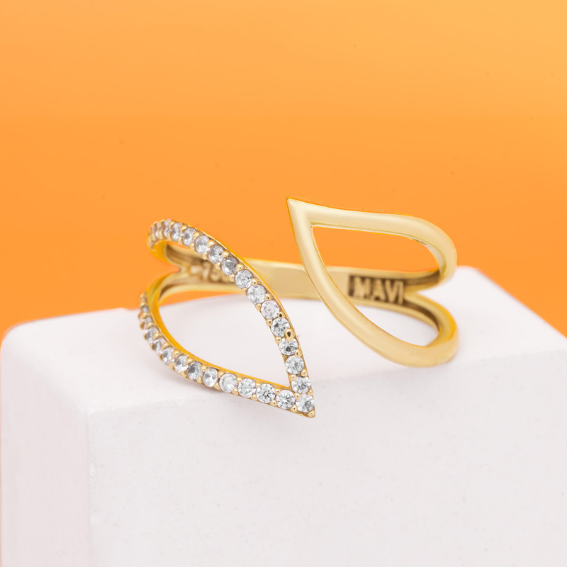 انگشتر طلا 18 عیار زنانه ماوی گالری مدل دو برگ خالی ساده و نگینی سایز 56 انگشتر طلا 18 عیار زنانه ماوی گالری مدل دو برگ خالی ساده و نگینی سایز 56