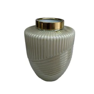 گلدان دکوری مدل لب برنجی manika