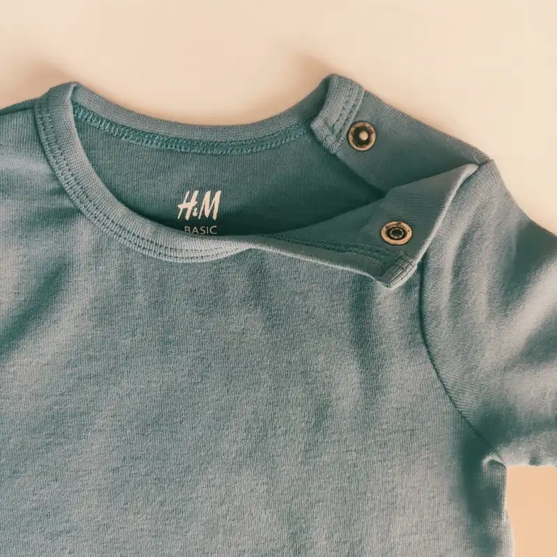 بادی آستین کوتاه نوزادی اچ اند ام مدل ساده