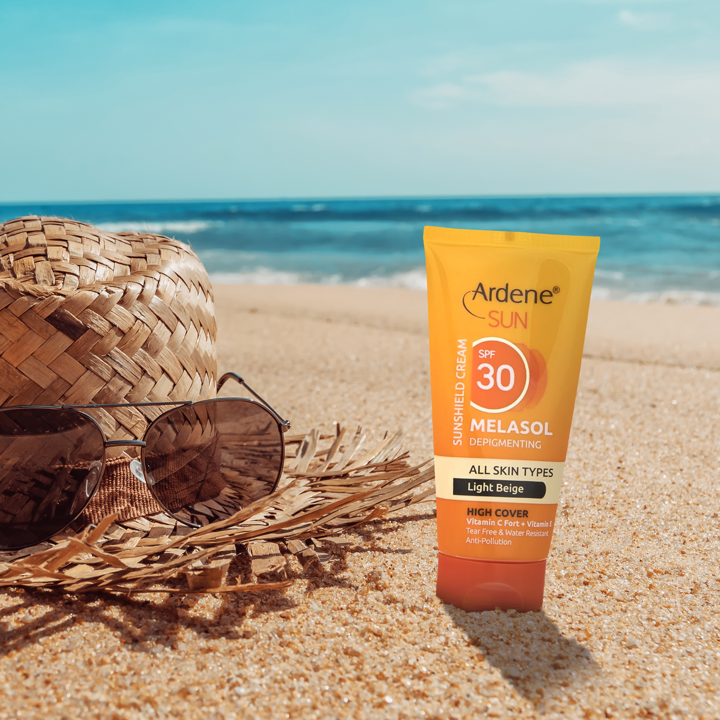 کرم ضد آفتاب رنگی آردن سان، SPF 30، مدل Light Beige، مناسب انواع پوست با تنالیته روشن و حجم 50 میلیلیتر، ضد آب، محافظتکننده در برابر اشعههای UVA و UVB، ضد لک، دارای فرمولاسیون ویتامینهای C و E، با ماندگاری 2 ساعته