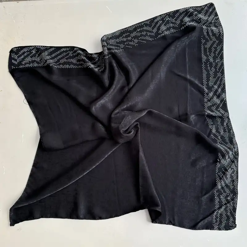 روسری زنانه مدل مینی ساتن کوپرا نگینی سنگ دوزی حرارتی پوست ماری قواره 70