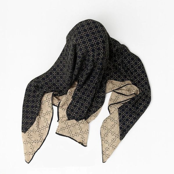 روسری زنانه آکر مدل گل دار