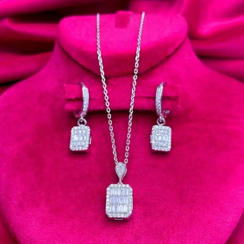 نیم ست نقره زنانه مدل امرالدکات BS 20