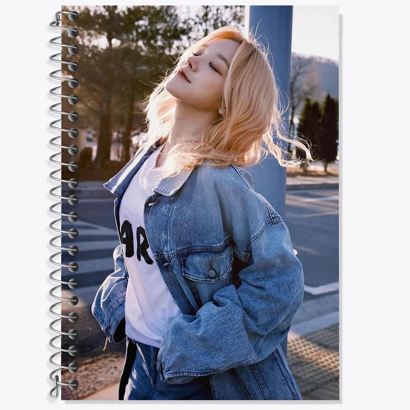 دفتر زبان 50 برگ خندالو مدل سه خط طرح یوکی گروه جی آیدل GIdle کد 19513