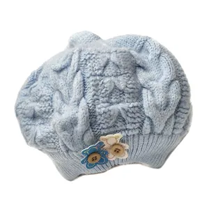 کلاه بافتنی بچگانه مدل برت گل دار رنگ آبی