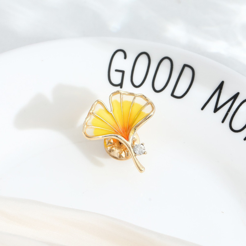 گل سینه زنانه مدل برگ جینکو