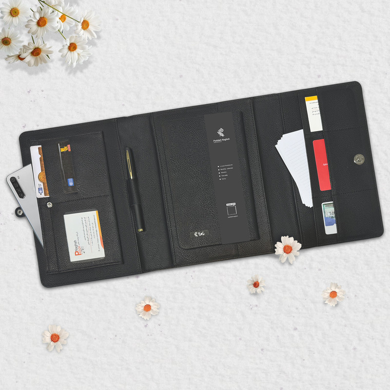 سالنامه 1404پدیده نقش مدل چرمی مشکی به همراه روان نویس و دفتر یادداشت و جعبه هاردباکس