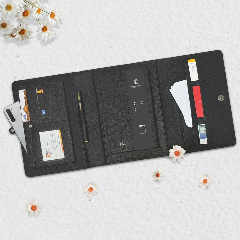 عکس شماره 9 : سالنامه 1404پدیده نقش مدل چرمی مشکی به همراه روان نویس و دفتر یادداشت و جعبه هاردباکس