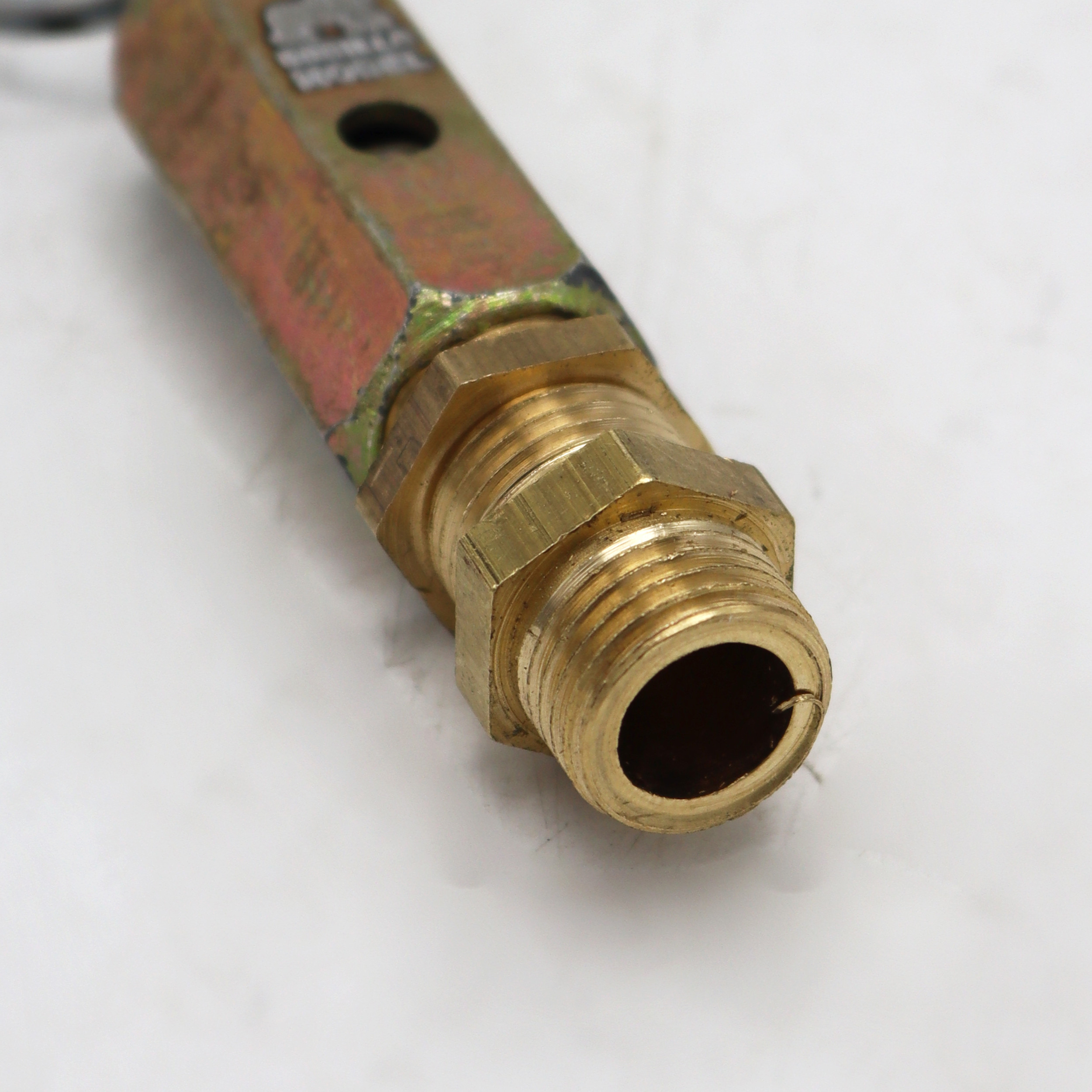 سوپاپ اطمینان کمپرسور باد مدل گوریلا کد YPK-REZVEH-1.4INCH سایز 1/4 اینچ
