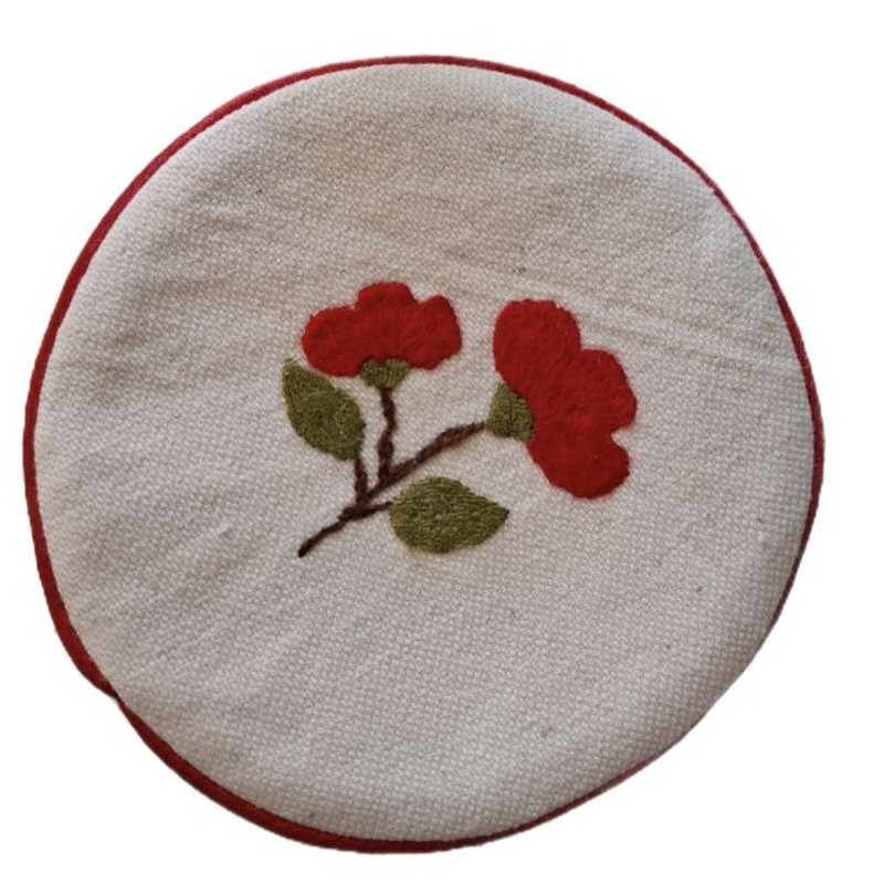 زیر لیوانی گلدوزی طرح گل سه پر