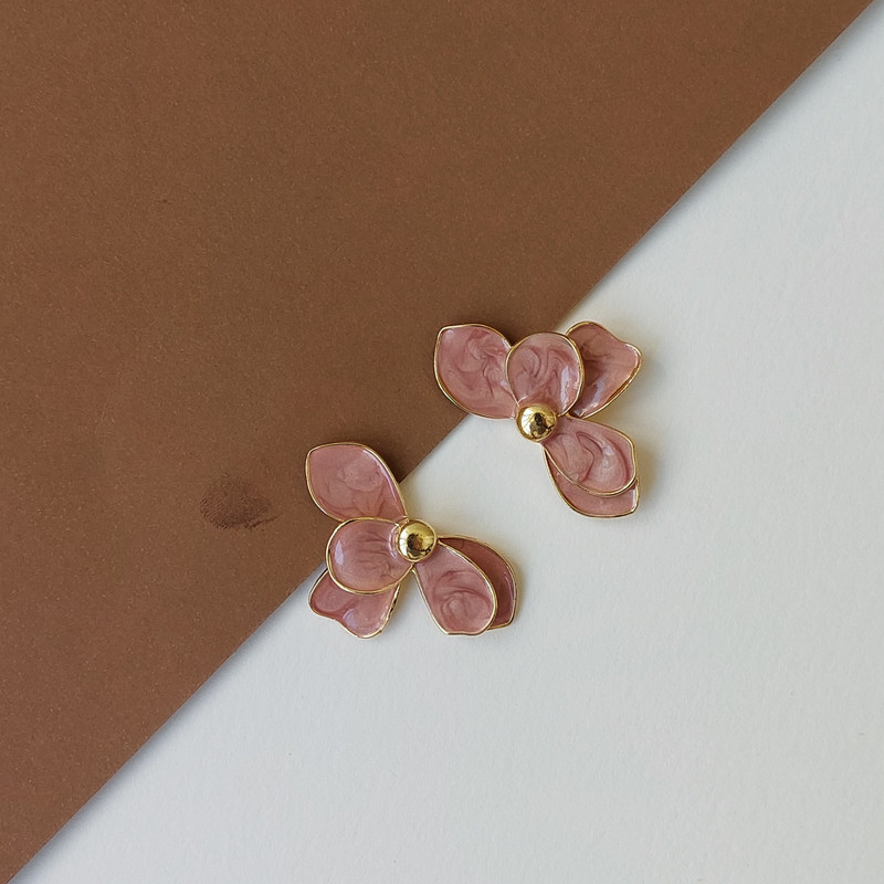 گوشواره میخی زنانه مدل رزینی طرح گل کد A24