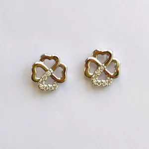 گوشواره زنانه مدل میخی گل شبدر