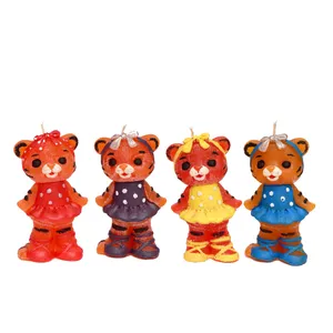 شمع دست ساز مدل ببر طرح دخترانه ایستاده مجموعه 4 عددی