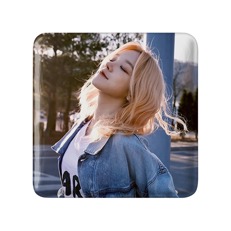 مگنت خندالو طرح یوکی گروه جی آیدل GIdle  مدل مربعی کد 19513