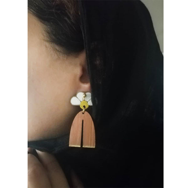 گوشواره زنانه مدل چوبی میخی طرح بابونه وحشی کد 14