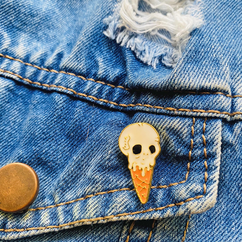 سنجاق سینه زنانه مدل پین فلزی طرح بستنی اسکلتی