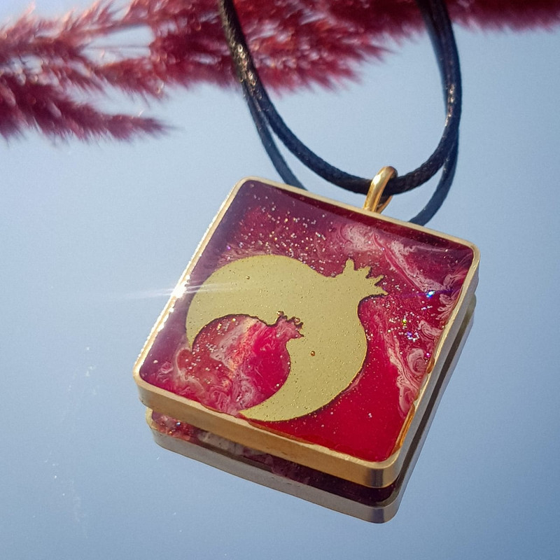 گردنبند دخترانه مدل رزینی طرح انار 001 گردنبند دخترانه مدل رزینی طرح انار 001