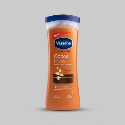 لوسیون بدن وازلین مدل Cocoa Glow حجم 400 میلیلیتر نرم کننده و آبرسان پوست خشک و حساس با عصاره کاکائو و شی باتر، حاوی ویتامین E، حفظ نرمی و لطافت پوست و جلوگیری از خشکی و خارش