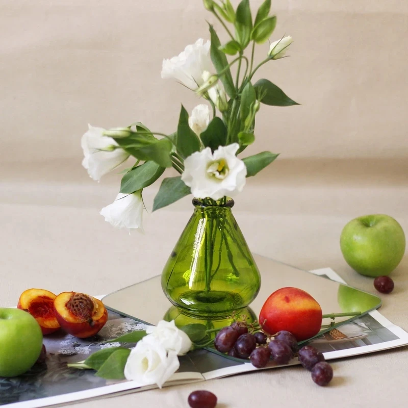 گلدان دکوری شیشه‌ای برای قلمه‌زنی گیاهان و گل‌های مصنوعی و گل‌ و گیاه خشک طبیعی، ابعاد 6×6×11 سانتی‌متر، وزن 190 گرم، قطر دهانه 2.5 سانتی‌متر