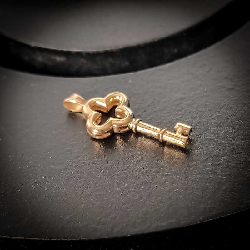 آویز گردنبند طلا 18 عیار زنانه ناریا طرح کلید کد 104