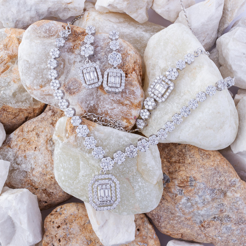 نیم ست نقره زنانه مدل امرالدکات AMT_N124