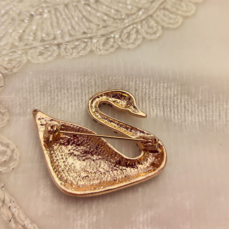 گل سینه زنانه مدل قو