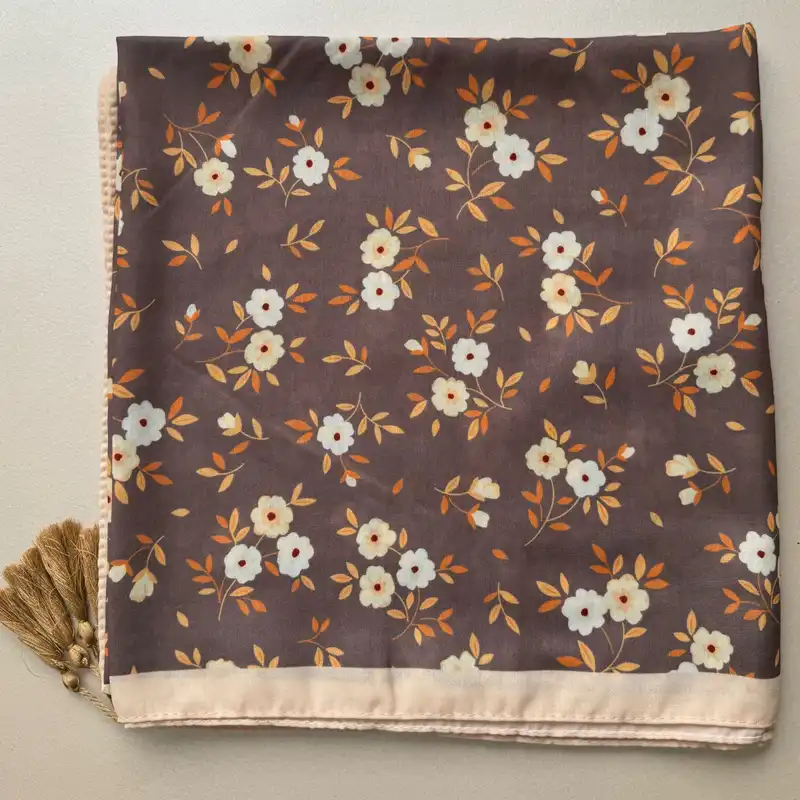 روسری زنانه مدل نخی شاد گلدار قواره بزرگ منگوله دار