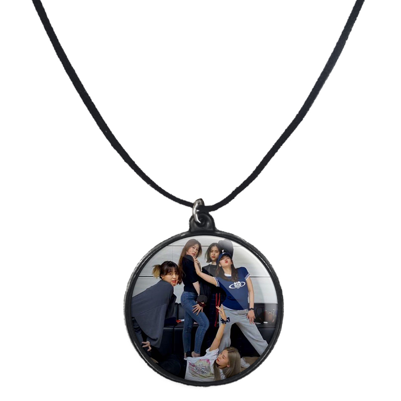 گردنبند پرمانه طرح گروه موسیقی ایتزی کد pmb.13289 مدل دو طرفه