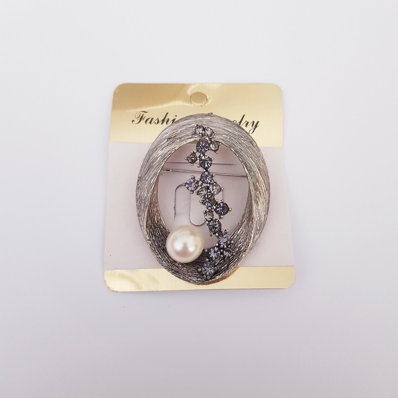 سنجاق سینه زنانه مدل بیضی نگین و مرواریدی سنجاق سینه زنانه مدل بیضی نگین و مرواریدی