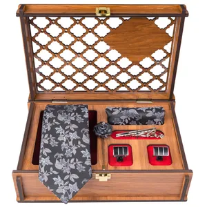ست کراوات و دستمال جیب و دکمه سردست  و گل یقه کت مردانه جیان فرانکو روسی مدل GF-F967-GR-BOX