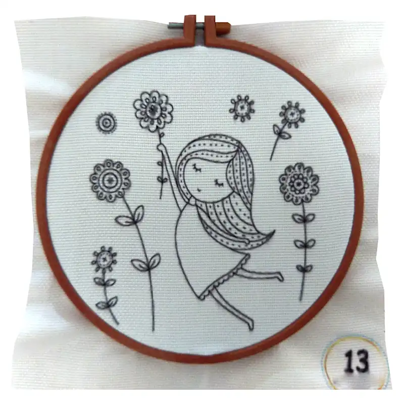 بسته گلدوزی طرح دخترک در باد مجموعه ۱۴ عددی