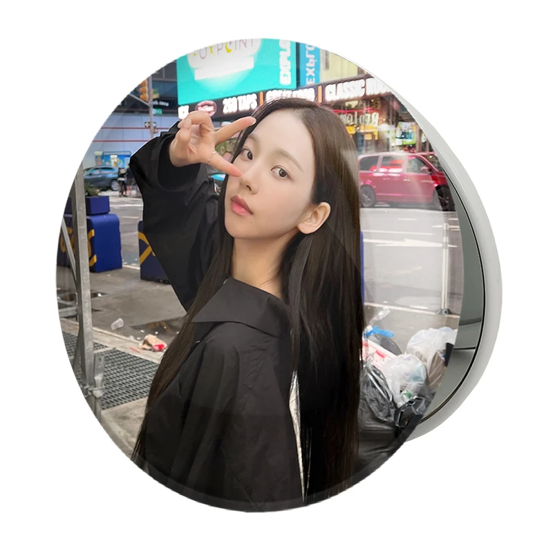 آینه جیبی خندالو طرح کارینا گروه گروه آسپا Aespa مدل تاشو کد 19717 