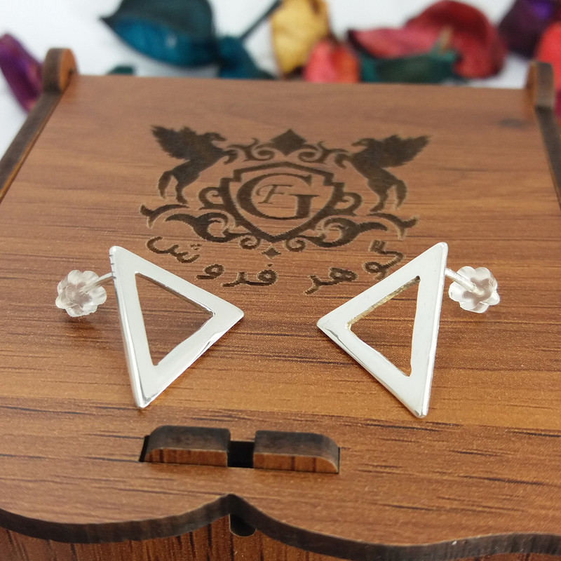 گوشواره نقره زنانه طرح مثلث توخالی گوشواره نقره زنانه طرح مثلث توخالی