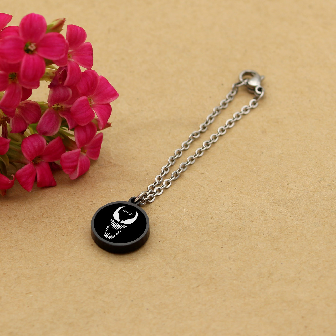 آویز ساعت زنانه ناکسیگو مدل شب تاب طرح ونوم کد AW7270