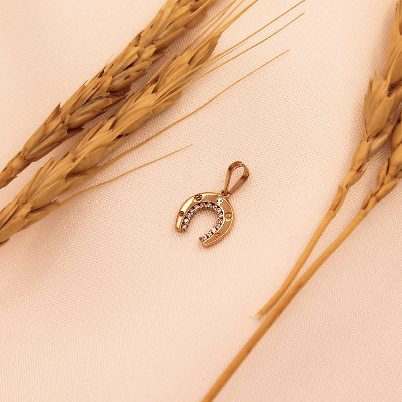 آویز گردنبند طلا 18 عیار زنانه الی گالری مدل نعل نیمه نگینی آویز گردنبند طلا 18 عیار زنانه الی گالری مدل نعل نیمه نگینی