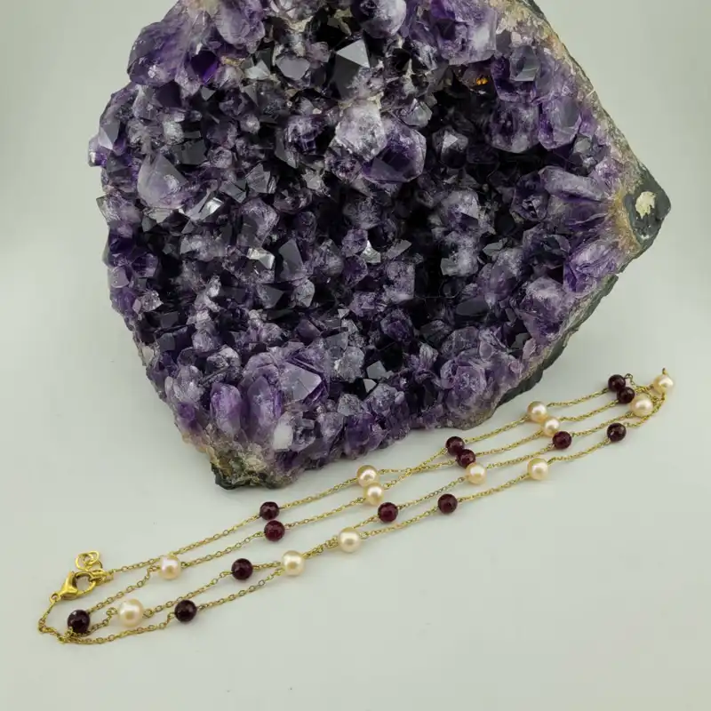 گردنبند زنانه مدل سنگ رومانتویی مروارید و عقیق یاقوتی کد 0104