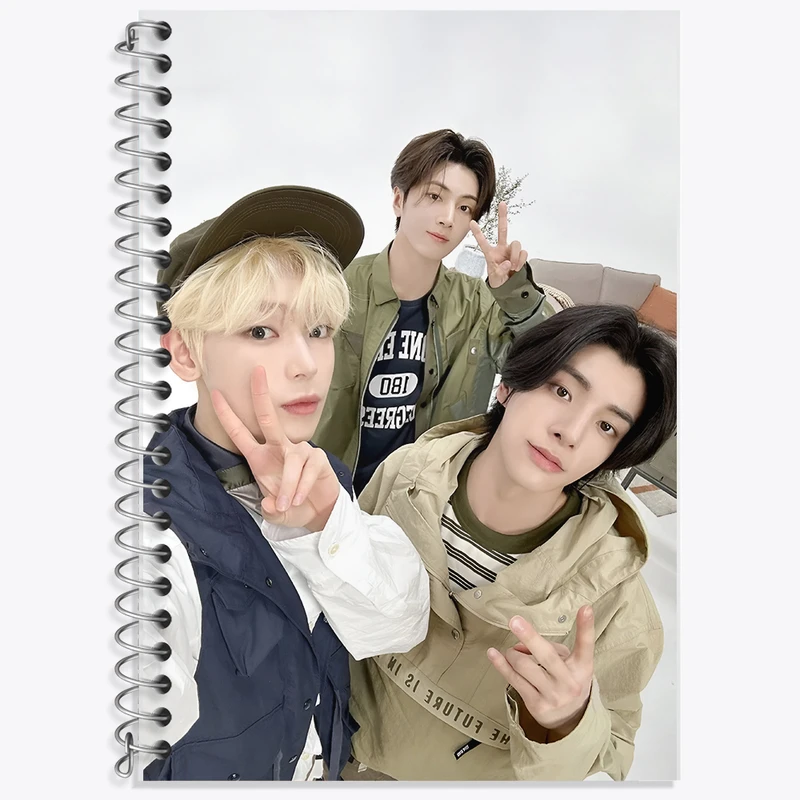 دفتر لغت 50 برگ خندالو طرح استری کیدز (Stray Kids) کد F5558