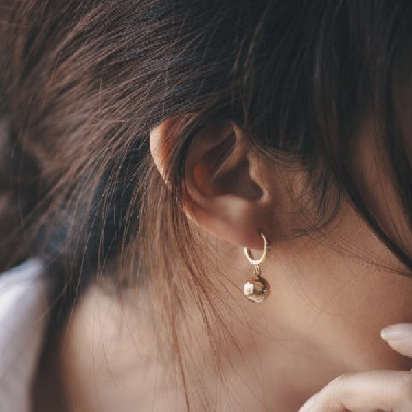 گوشواره طلا 18 عیار زنانه درریس مدل روکو با آویز گوی - 4