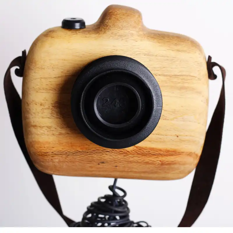 مجسمه چوبی کارکیا طرح دوربین عکاسی کد W18 همراه با پایه