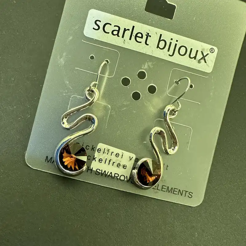 گوشواره زنانه اسکارلت بیجوکس مدل مدرن مارپیچ