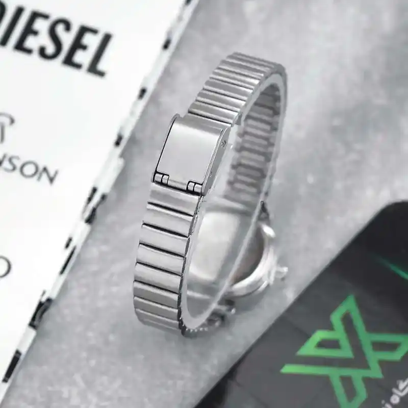 ساعت مچی عقربه ای زنانه مدل بند ریلی 08